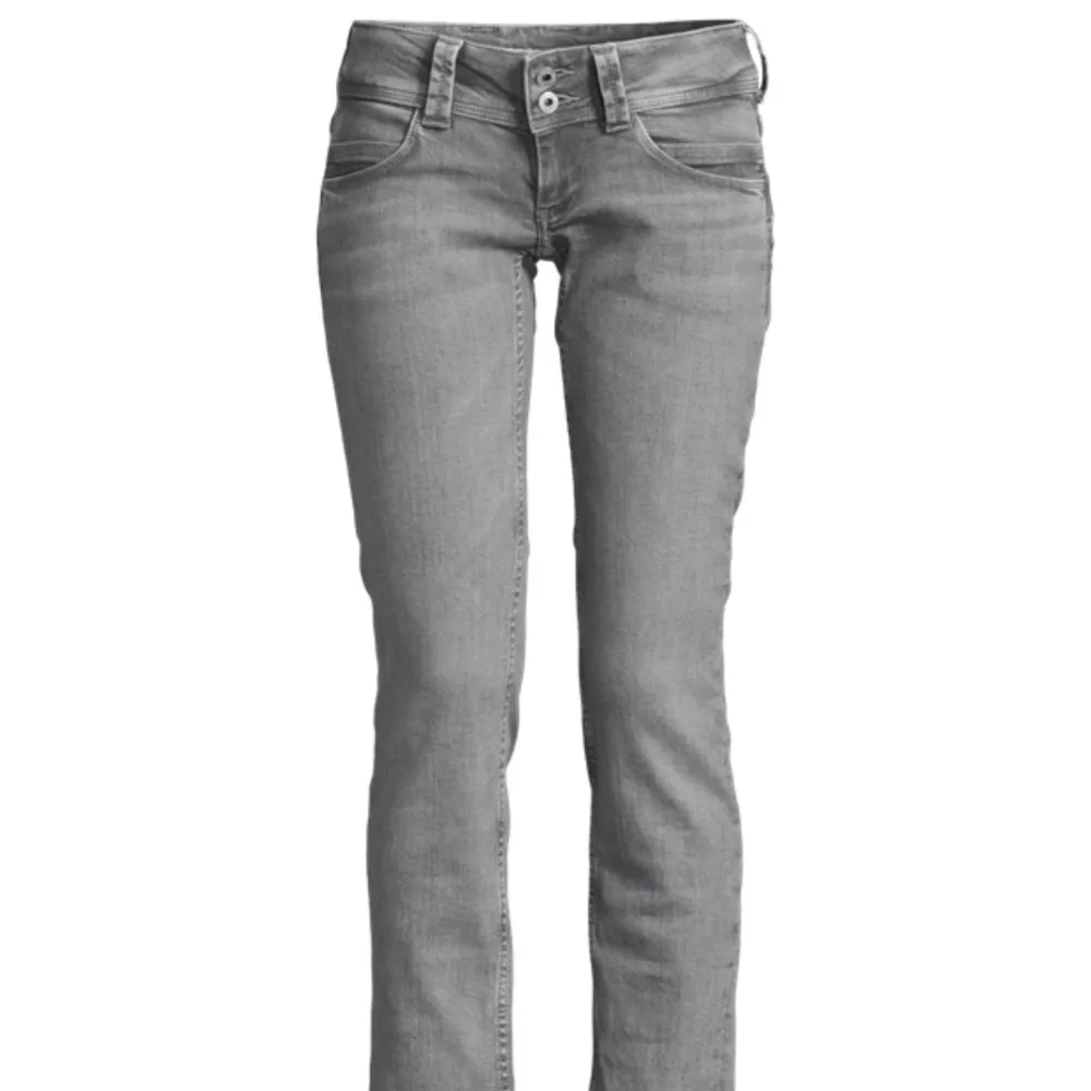 Säljer dessa jättefina low waist pepe jeans då dem var för små. Dem är helt nya och aldrig använda. 💗nypris:999kr  Skriv privat för fler bilder.💗. Jeans & Byxor.