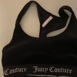 En helt oanvänd juicy couture bh/topp. Jättesöt i sammets tyg. Säljs inte längre på deras hemsida. Frakt ingår i priset 