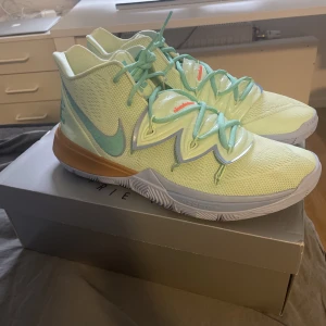 Kyrie 5 Spongebob Squidward - Helt nya sällsynta basketskor från Kyries Spongebob sammarbete/kollektion. Skorna är storlek 47,5 men passar 47-48. Lådan finns med samt digitalt kvitto och äkthetsbevis. Köpts för länge sen för 3000 och kostar cirka 4500 nya på alla hemsidor.