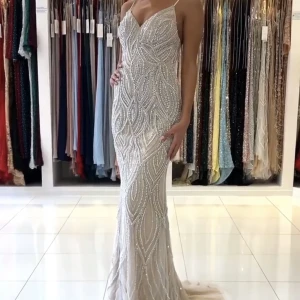 Balklänning/ festklänning  - Hej! Säljer nu denna otroligt fina klänning från Dressroomlinne!  Strl 34,5. Klänningen är i behov av skräddare pga att yttertyget gott sönder på ett ställe. Kemtvätt är också nödvändigt. Nypris 6500kr