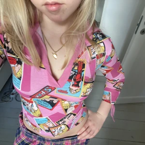 Cool tröja - Så cool tröja med trekvartsärm och serie-mönster💞 bra skick. Möts upp på Östermalm eller fraktar 💘