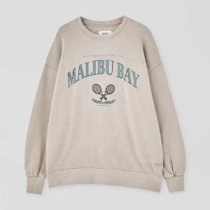 Pullandbear sweatshirt  - Säljer min jättefina sweatshirt från Pull and Bear då den inte kommer till användning längre. Den har ett jättefint tryck på sig och är endast använd ett fåtal gånger🌸 Nypris 300kr