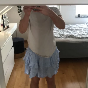 Volangkjol - Fin volangkjol med mönster🫶🏽🤩 Kjolen är i storlek m men passar xs-m