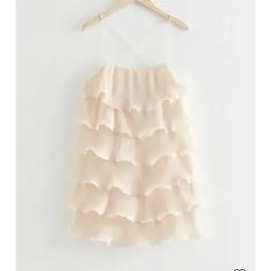 Söker denna superfina klänning från &otherstories i storlek 34/xs. Hojta till om ni har en hängande i garderoben som inte kommer till användning. 