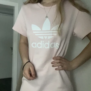 Adidas t-shirt/klänning  - Storlek xs, men om man syr av den blir det en större T-shirt mer som en S. Knappt använd 