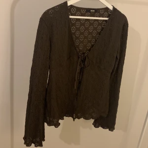 Brun Knut kofta -flare sleeves (storlek M) - Fin brun Knut kofta -flare sleeves (storlek M). Nästan som ny, endast användt vid ett tillfälle.