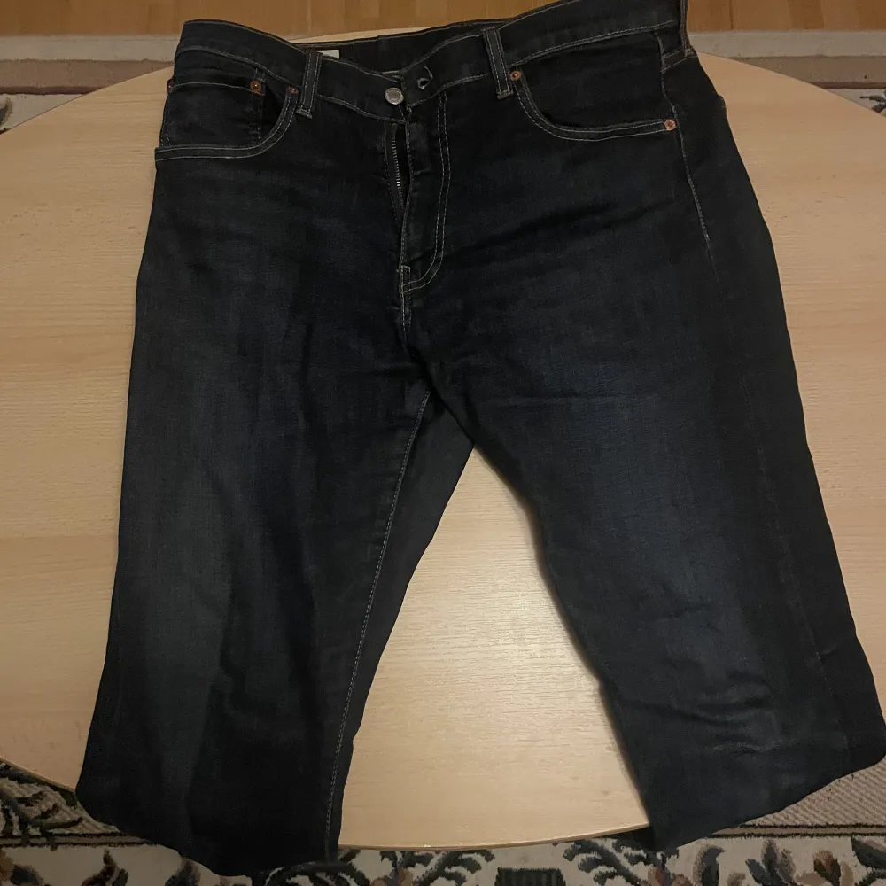 Levis jeans 513 Använda ett par gånger då dem va lite för stora för mig så är i ett bra skick Ny pris 1200kr. Jeans & Byxor.