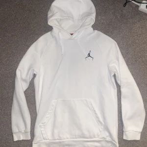 Jordan hoddie - Vit oversized Jordan hoddie, den är jätte skön och fin men kommer tyvärr inte till andvändning längre🤍skriv för mer information 😊