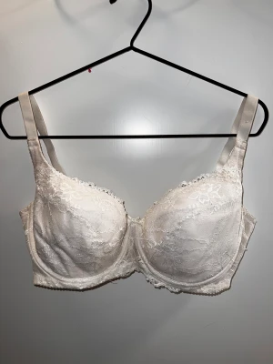 Vit bh - Vit bh till salu, bra stöd och jätte skönt kvalite 