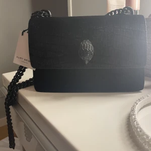 Kurt geiger väska  - Helt ny Kurt geiger väska, fick i julklapp men inte den modellen jag ville ha, nypris: 3200kr säljer för 3000kr