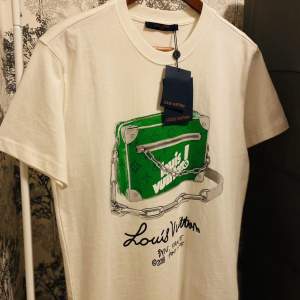 En limited edition t-shirt från Louis Vuitton i grymt material. Det är storlek S men passar även som M.