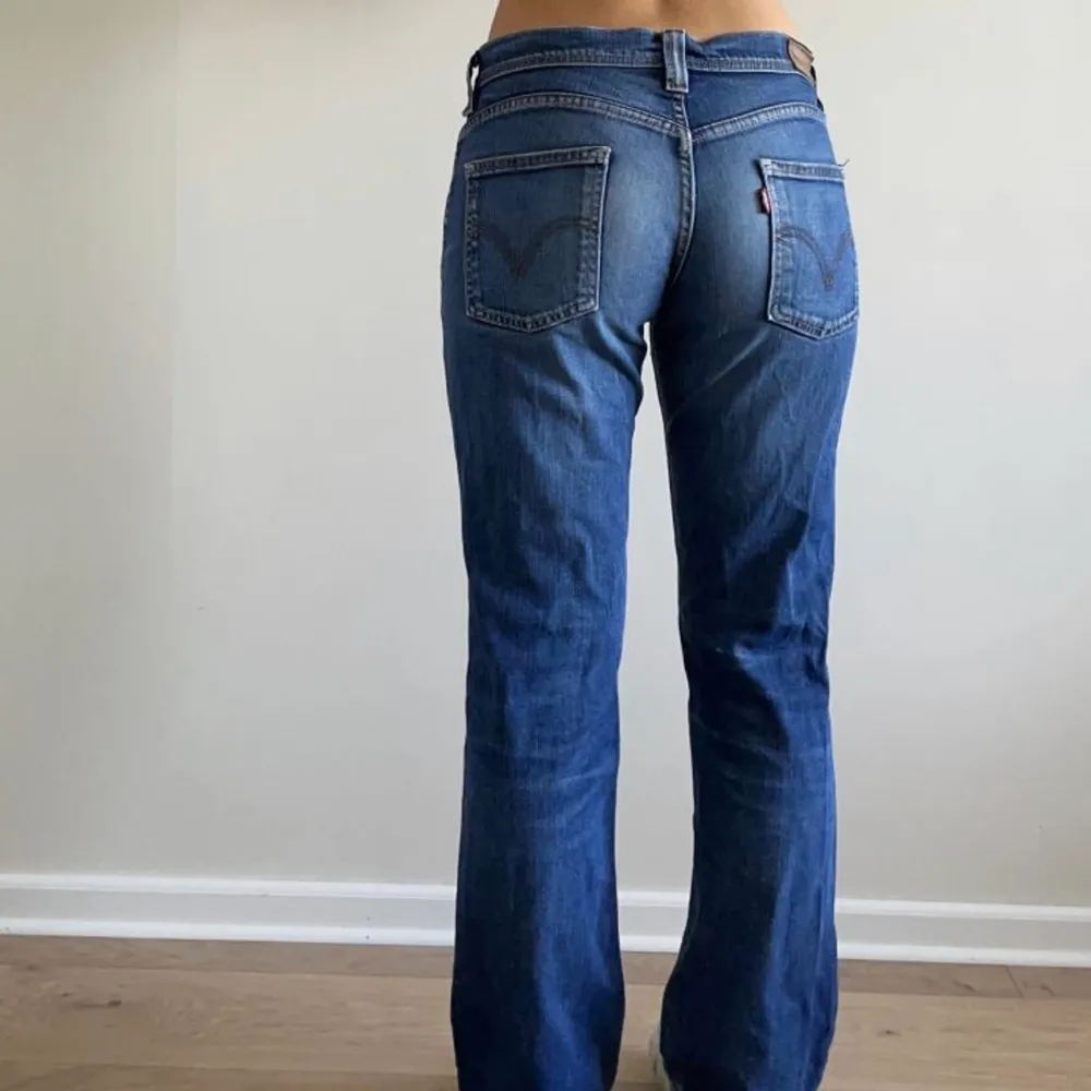 Såå fina lågmidjade vintage Levis jeans, köpta här på plick ! ❤️ säljer eftersom dom var för stora på mig . Jeans & Byxor.