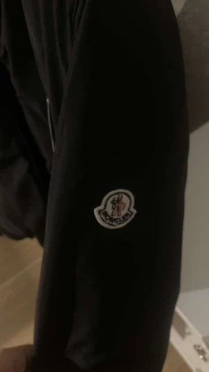 Moncler  - Säljer min moncler jacka som är som ny endas använt den fåtals gånger den är varm och perfekt för vintern storlek M men passar även S säljer  den pågrund av att den inte kommit till användning. (hjälper en vän) 