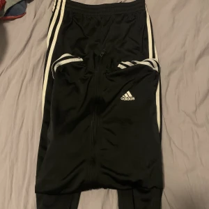 Adidas set/ Sweatershirts  - Säljer mina adidas set. I jätte bra skick ! Köpte det för 600kr säljer  för endast 270! 