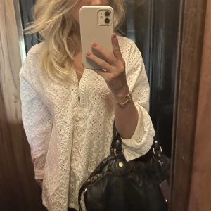 Vit zara blus - Säljer denna sjukt snygga och populära blusen från Zara! Jättebra skick!!🥰🥰