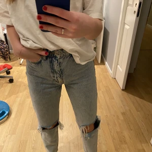 Blåa jeans  - Ett par snygga blåa jeans 😍 jag har tyvärr växt ur dessa. Men är fortfarande snygga. Jag har använt dem flertal gånger, men fortfarande i fint skick. 