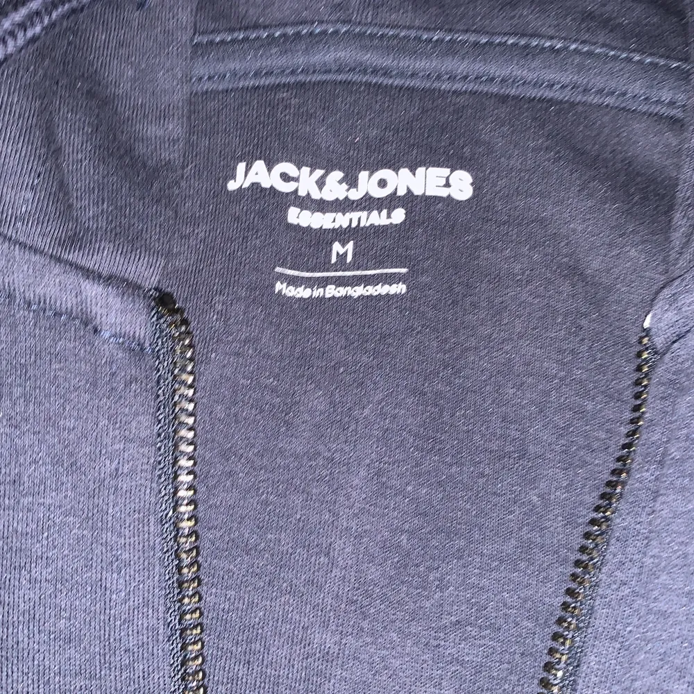 Jack & Jones zip hoodie används inte längre därav säljer jag den.  Använd 1-2 gånger nypris 449kr. Tröjor & Koftor.