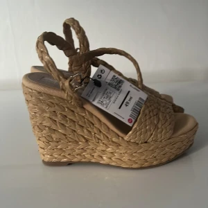 Kilklack Mango 🥭  - Fina kilklackar från mango. Prislappen kvar. Orspris 500kr 