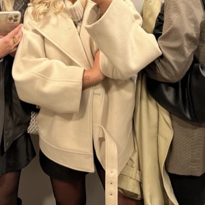 Beige kappa - Kappa från NAKD, har lappar kvar. Storlek 34 men passar även en 38. superfin men har för många så måste sälja vidare. Slutsåld på hemsidan. Köp direkt för 1000kr då jag har många intresserade eller kom med egna prisförslag 