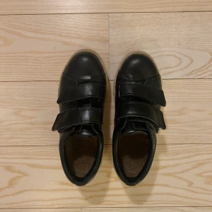 Eytys  - Eytys med kardborreband, säljs inte längre 