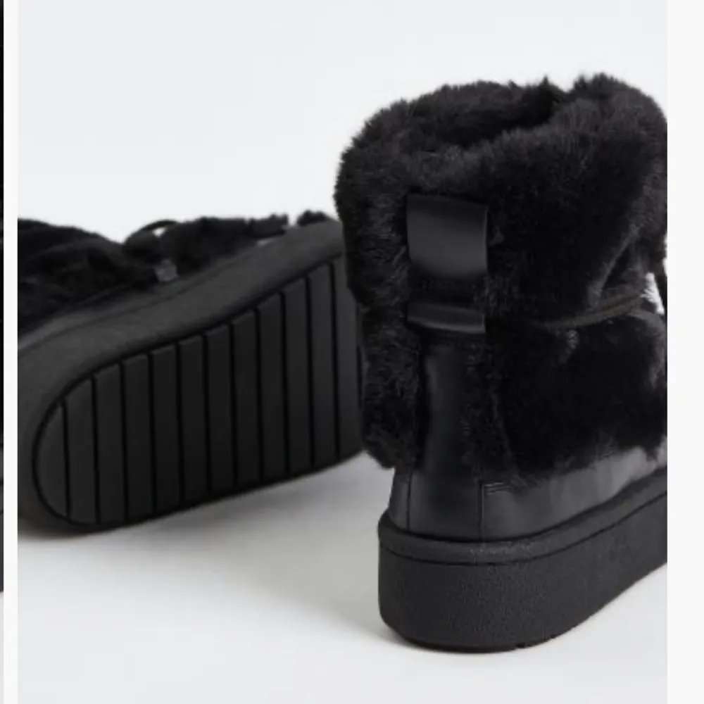 Säljer dessa inuikii-liknande skor pga att jag inte fått användning för dem. Använda 2 gånger och ser ut som nya! Helt slutsålda på hemsidan. Varma och sköna nu till vintern! :) Storlek 38, men passar även 39! Buda från 300 kr. Skor.