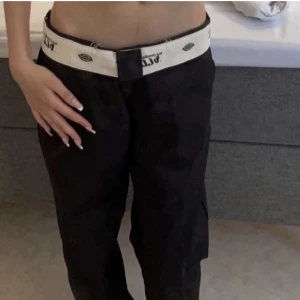 Dickies byxor  - Säljer mina jättefina dickies byxor då de är lite för stora på mig, använts få gånger och de har inga defekter alls! Köparen står för frakten 