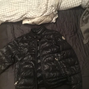 Moncler jacka - Säljer denna äkta moncler jacka. Säljer för jag inte använder den. Har inte använt så jätte mycket och har den har inga skador. Den är ganska tunn så den passar perfekt till våren, sommaren och lite av hösten. Passar storlek Xs och S. Jackan håller länge❤️