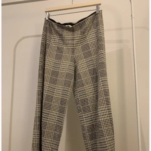 Fin beige byxa (storlek M)  - Byxan sitter bekvämt elastisk.