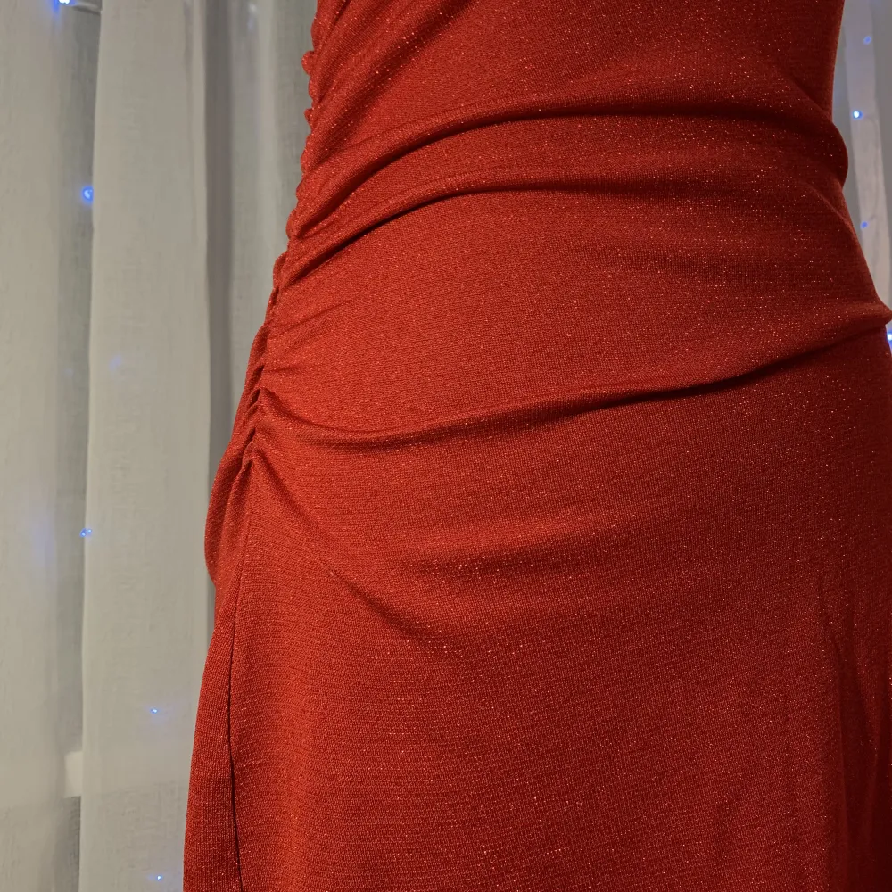 En röd klittrig klänning från H&M som passar perfekt till julen. . Klänningar.
