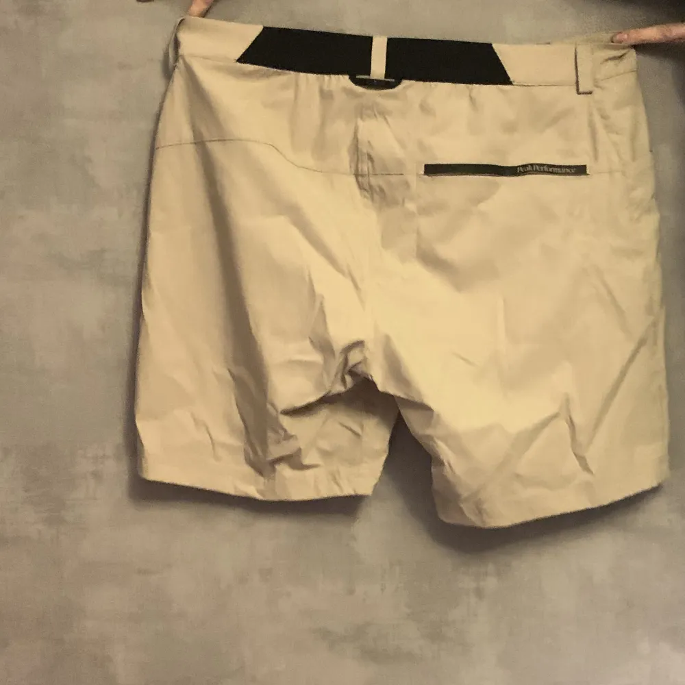 Säljer dessa beige peak performance shorts i stel XL som är helt oanvända då dem inte är rätt storlek. Shorts.