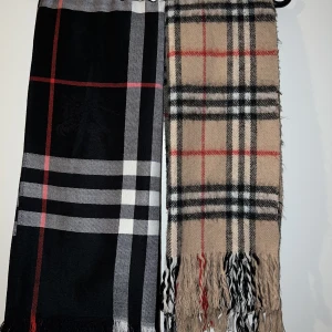 Burberry halsdduk  - Två stycken burberry halsdukar säljes den svarta (nyskick) beige (använt skick)