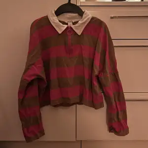 Brun-rosa, randig, cropped zip tröja från Monki. Storlek S, bra skick.