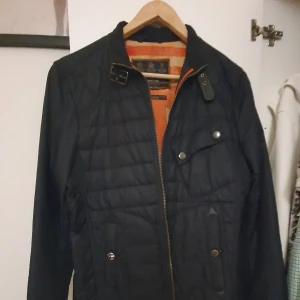 Jackor - Mörkblå damjacka /M i ny skick,aldrig använt 300 kr Herrjackan märke Perfomance strl//XL svart i mycket bra skick 500