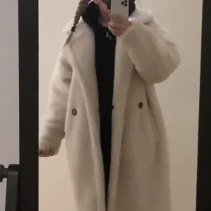 Pälskappa - Fusk päls kappa från Boohoo. Skulle säga att färgen är gräddvit. Använd ett fåtal gånger. Super varm. 