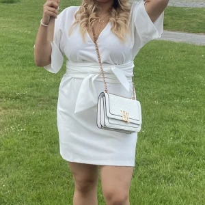 Vit kläning  - Säljer en vit kläning perfekt till nyår, studenten eller nåt annat fint tillfälle. Bra kvalite på tyget och bara använd en gång. 