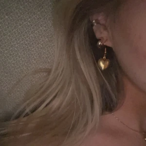 Guldiga örhängen - Super fina guldhjärtan, likadana som tidigare annons på kontot. 79kr + frakt (13kr🙏🏻)