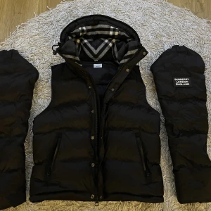 Burberry Puffer Jacka - Säljer min burberry puffer jacka, kvitto medkommer. Skick 10/10. Avtagbara armar 