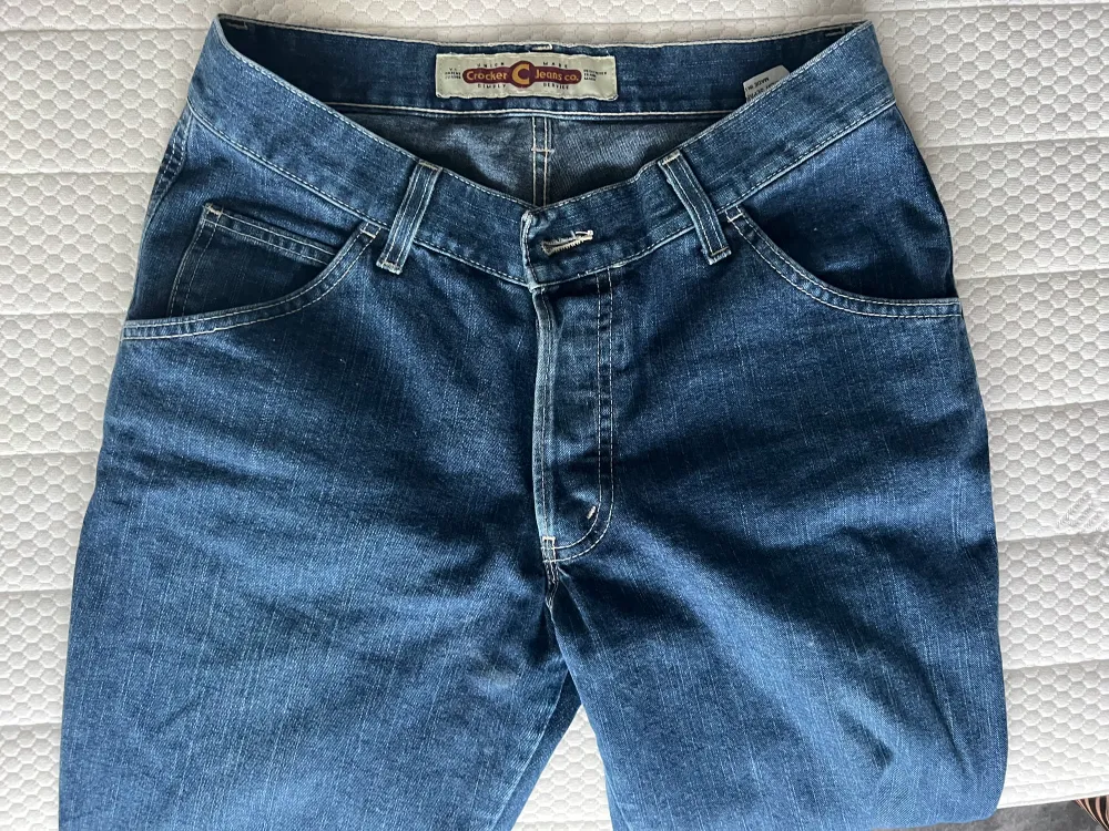 Supersnygga och trendiga cargo-jeans!! Stora och baggy på mig som är strl S (vilket är Supersnyggt) . Skulle säga att det är typ strl M W: 32 L: 32. Jeans & Byxor.