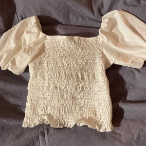 Vit topp  - Jättesöt topp från Gina Tricot. Har tagit bort lappen för trodde toppen skulle komma till användning men det gjorde den inte tyvärr. Aldrig använd men testad. Köpte den för typ 300kr. Köparen står för frakten