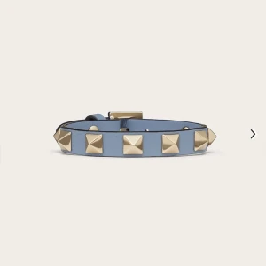 Valentino armband  - Nu säljer jag mitt trendiga och as snygga valentino rockstud armband! Pris kan diskuteras, skriv ditt bud i kommentarerna!❤️❤️❤️