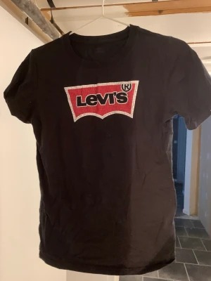 Levi’s T-shirt - En använd t-shirt som tvättats en dej, men fortfarande fin och skön att ha på sig✨