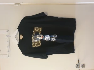 T-SHIRT L - Använd en gång. Stl L men något kortare i längd. 