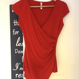 Chiara Forthi Röd Topp Jul Fest  - Chiara Forthi Milano  Röd Topp St S  Tyvärr för stor för mig Helt ny 