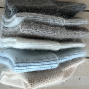 Mössor  - Vinterns sköna och snygga mössor, finns kvar i brun, vit, beige. Så så snygga! 299:-/st