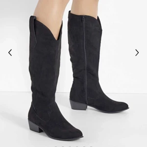 Cowboyboots - Säljer dessa slutsålda cowboybootsen som endast är använda en kväll, så i väldigt bra skick 🥰 pris kan diskuteras!