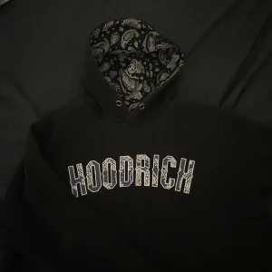 Hoodrich  - Jag fick den av min kusin för 9 månader sen och den är lite använd fast den är en jätte fin hoodie som är ovanlig också och är öppen för byte 