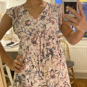 Blommig klänning - Söt blommig sommarklänning!