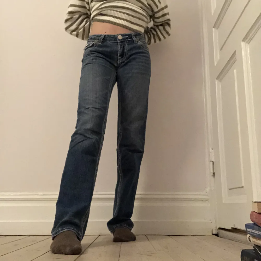 Lågmidjade true religion jeans som är i perfect skick. Jag är 160 cm och de är långa på mig. Det är waist 27. Midjemått (tvärsöver): 39 cm. Innerbenslängd: 80 cm.  KLICKA INTE PÅ KÖP NU:). Jeans & Byxor.