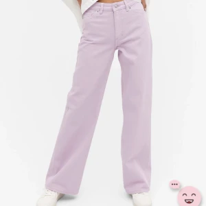 Lila vida jeans - Ett par ljuslila vida jeans från Monki i strl 27. Säljer för att de inte passar mig längre. Sitter bra i längden för mig som är 1,69m lång. Säljer för 120kr och nypris är 400kr. Hör av er vid frågor🥰👍