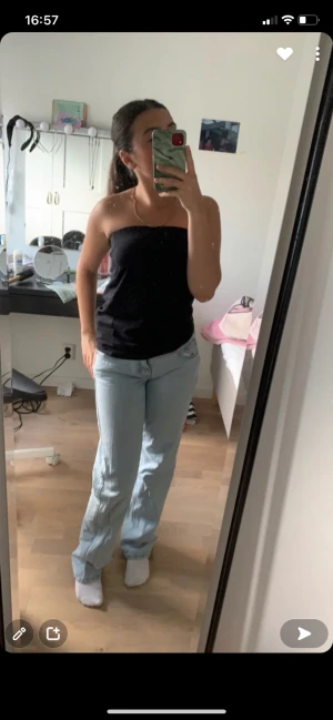 Weekday arrow jeans - Säljer mina vackra weekday jeans som tyvär inte passar längre, de är i storlek 25/32 och de är slutsålda, för mer bilder eller frågor skriv görna privat, har knappt andvänt det😊